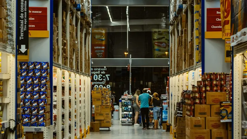 A busy supermarket aisle in an Indian grocery chain